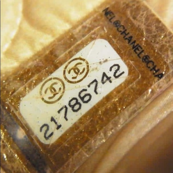 CHANEL 💯% authentic camellia shiny leather pouch - Picture 3 of 8